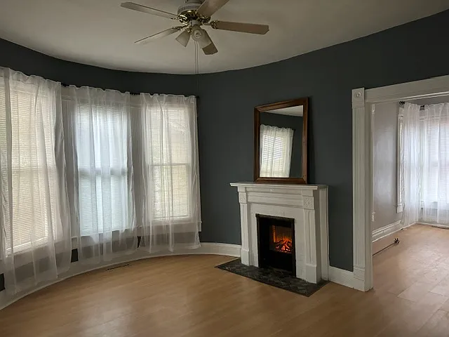 3 bed, 1.5 bath, 1360 sqft, $3,100 — Photo 2