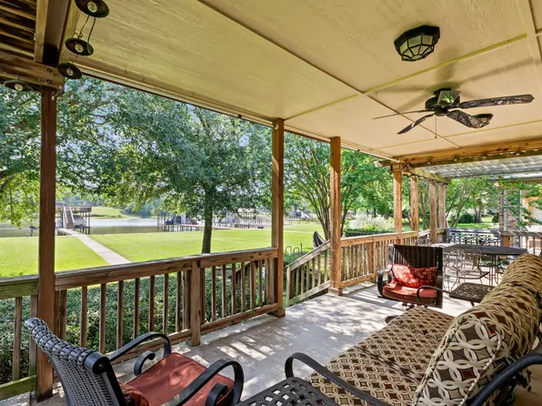 194 Bushwhacker Dr, Mabank, TX 75156