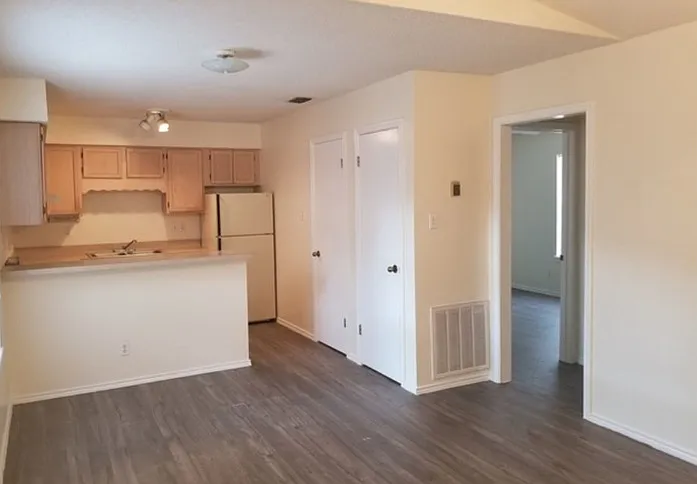 2217 E Grimes St #6 — Photo 4