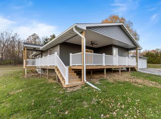 6664 E Winneshiek Rd, Ridott, IL 61067