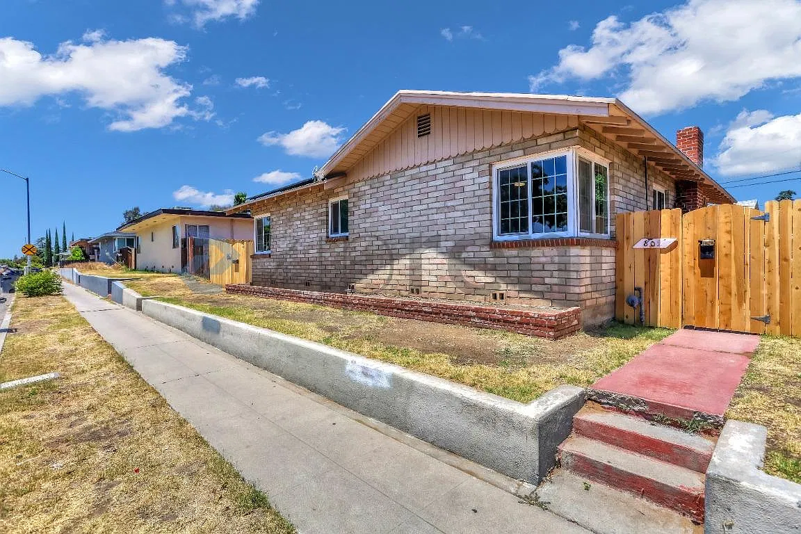 2 bed, 900 sqft, $1,700 — Photo 2