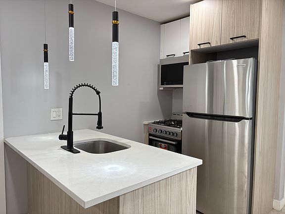 2nd image of 69 Lincoln St #2L