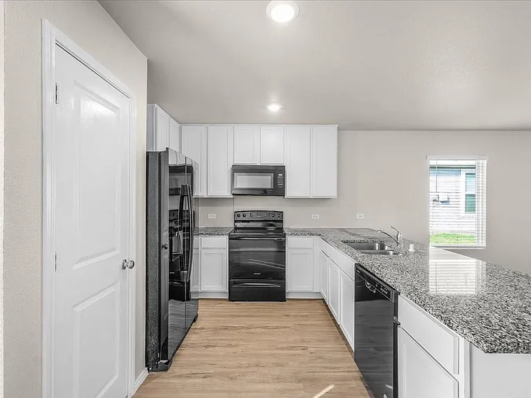 1412 Silver Oak Ln — Photo 18