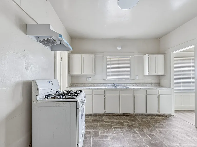 1250 W 35th Pl #1252 — Photo 8