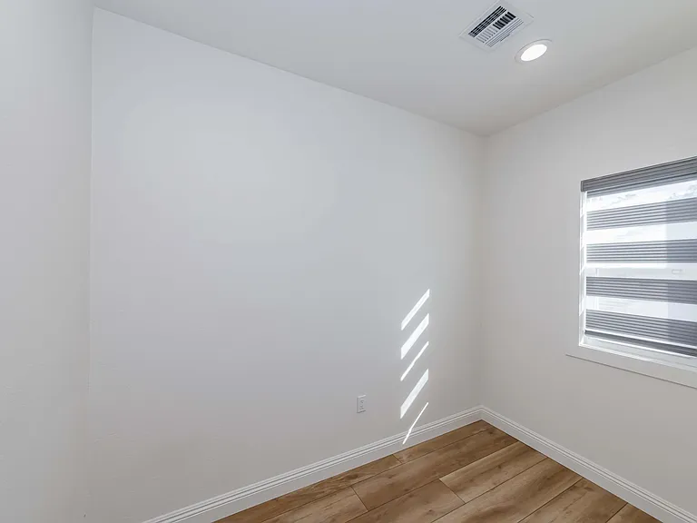 539 W Amerige Ave #B — Photo 16