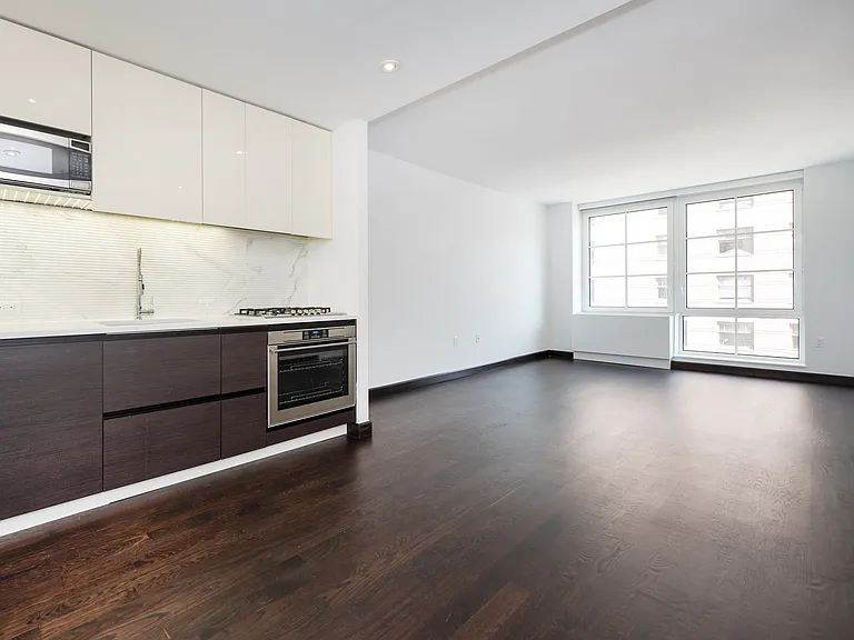 138 E 12th St #3L — Photo 3