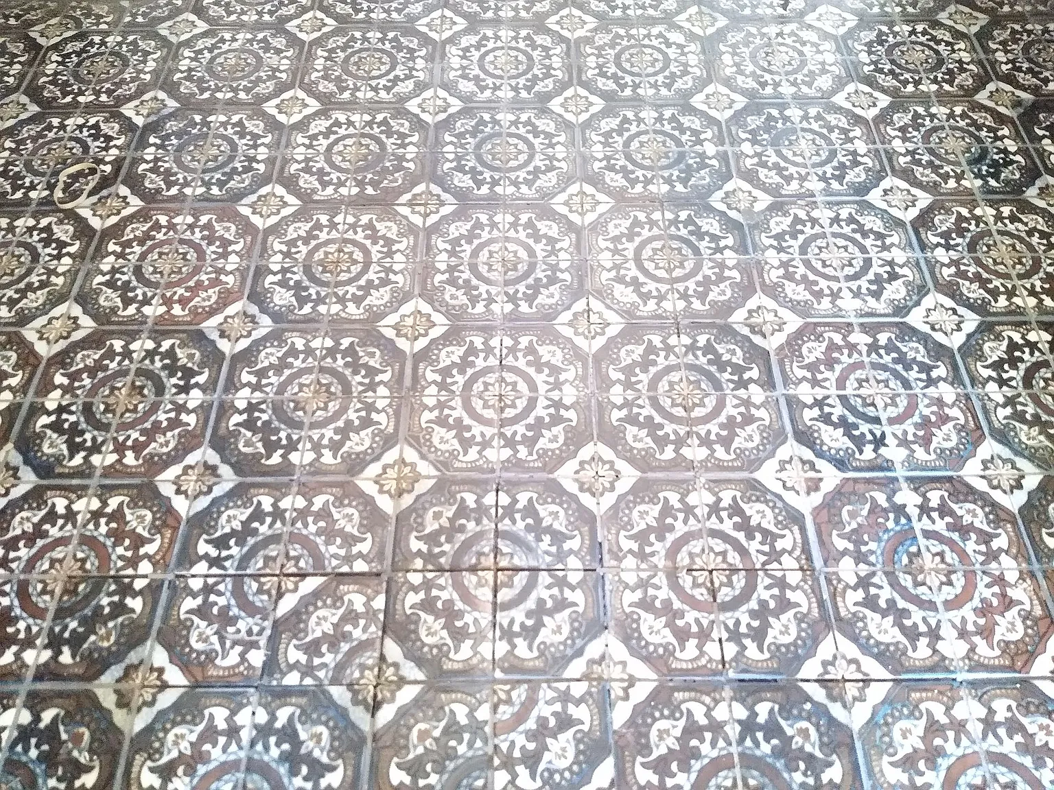 Fabulous and Restored Top Floor 1 Bedroom in Historic Capitol Hill — Photo 3