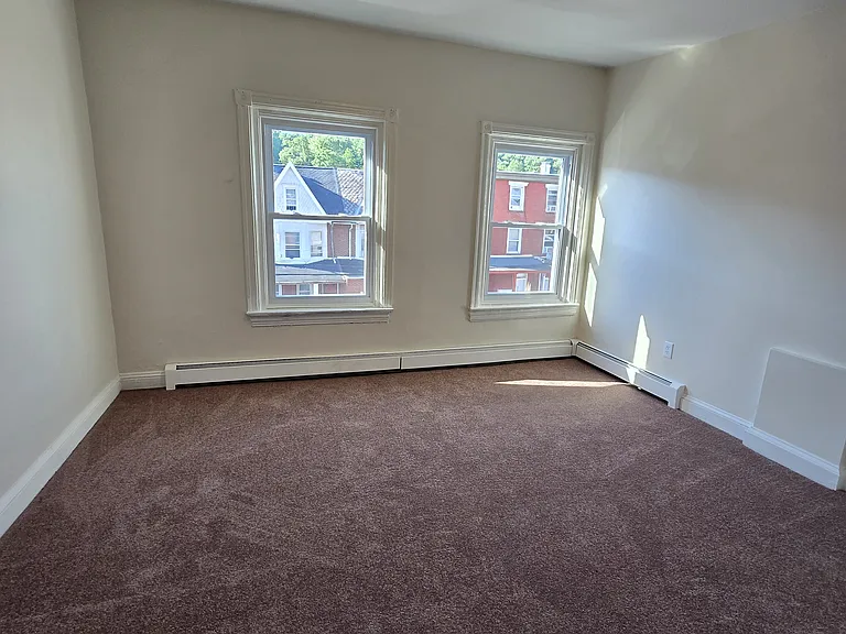 260 E Chestnut St #3 — Photo 2