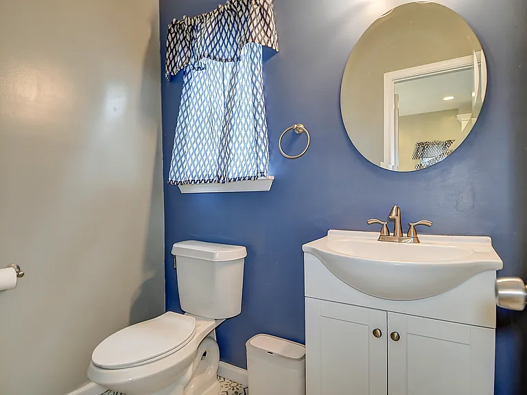 224 Taylor Ave W — Photo 18