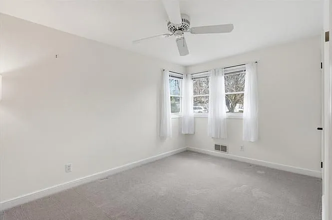 223 Edgewater Dr — Photo 7