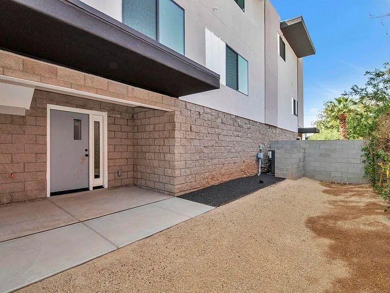 524 W Brown St — Photo 20