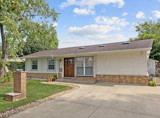 291 Victoria Ln, Elk Grove Village, IL 60007