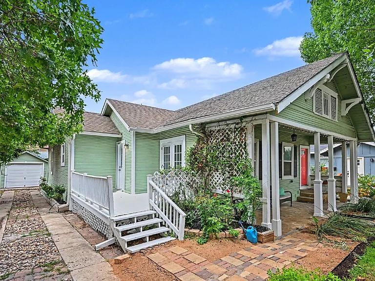 130 Groveland Pl — Photo 2