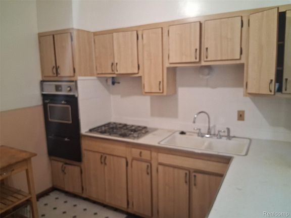 3rd image of 15774 Manor Ave