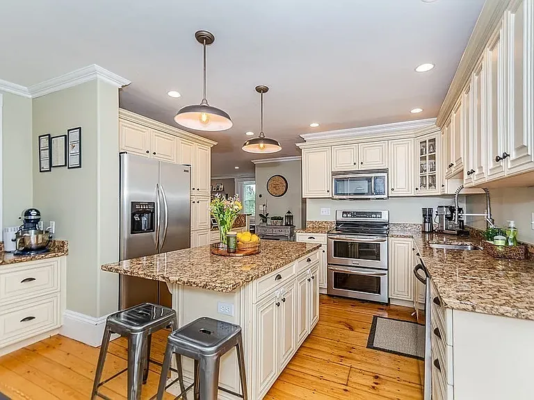 38 Salem St #B — Photo 29