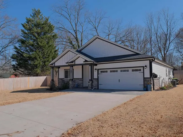 206 E Tucker St, Landrum, SC 29356