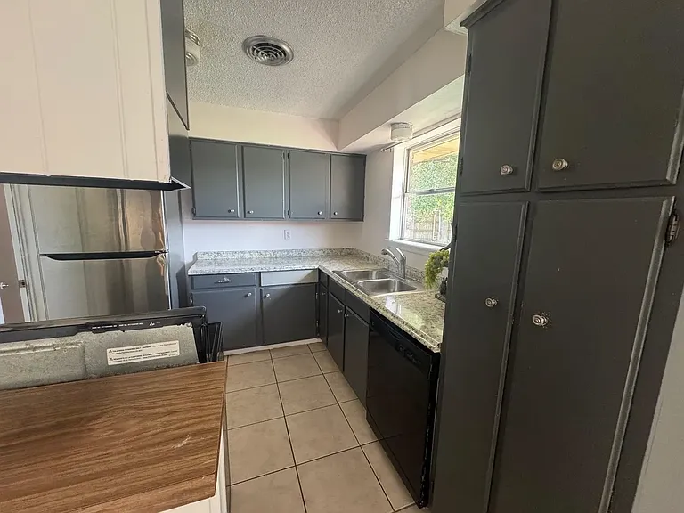 304 Richmond Ct — Photo 6