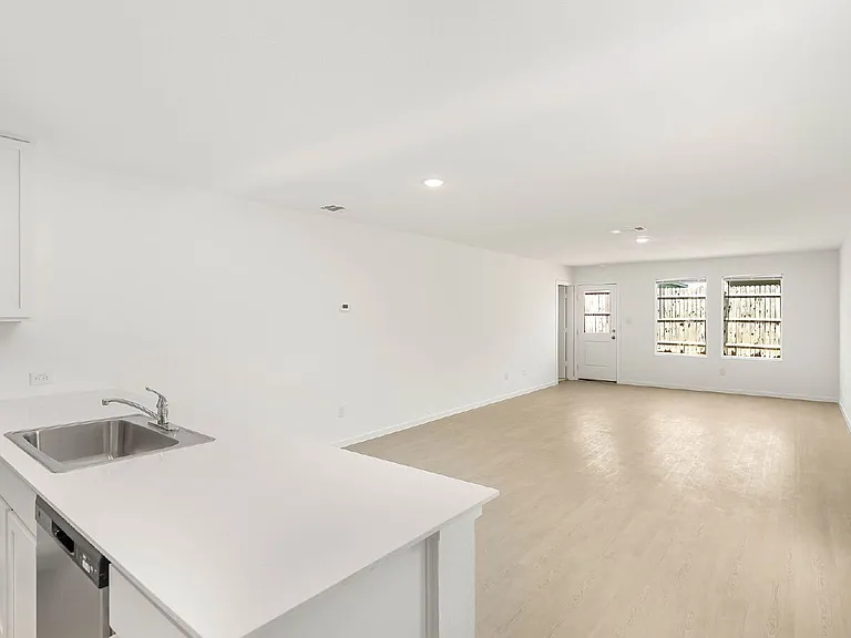 215 Zyra Ave — Photo 2