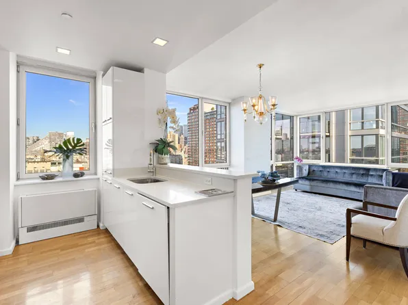 635 West 42nd Street image 7 of 17