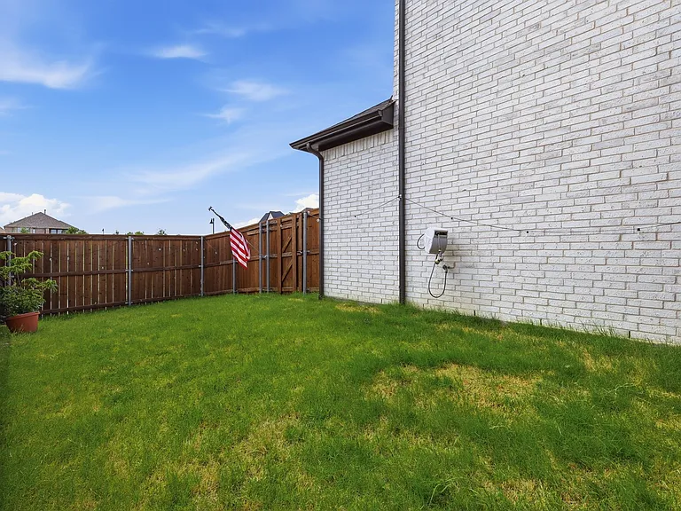 1528 Sandhill Ln — Photo 32