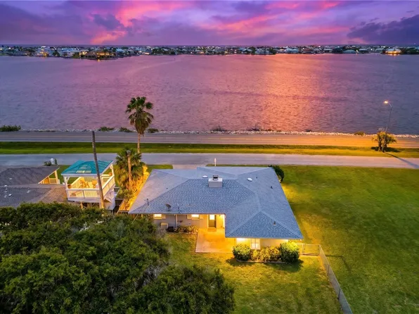 1701 Bayshores Dr, Rockport, TX 78382