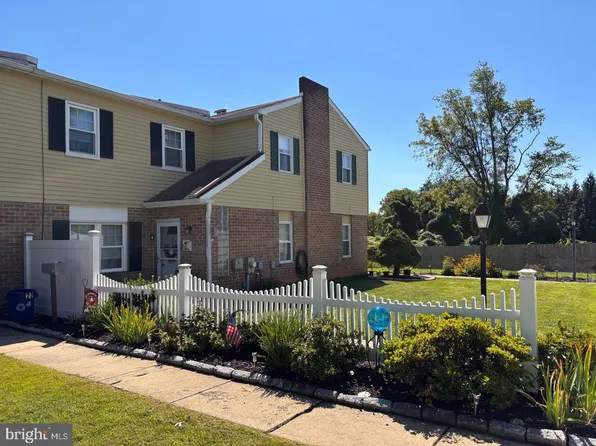 22 Hollybrooke Dr, Penndel, PA 19047