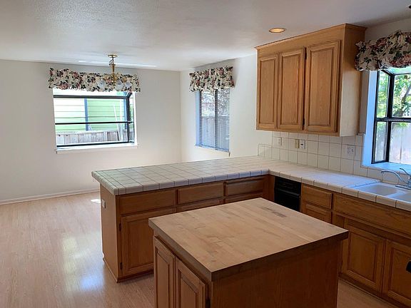 3rd image of 3523 Deanes Ln