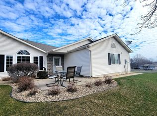 925 Carriage Ln, Chaska, MN 55318