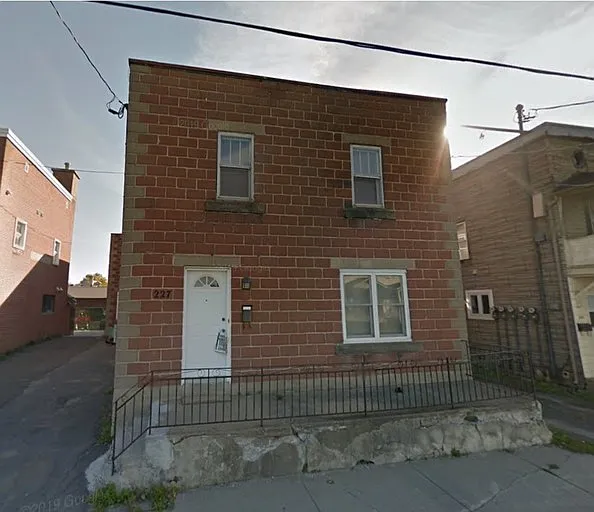 241 William St #5