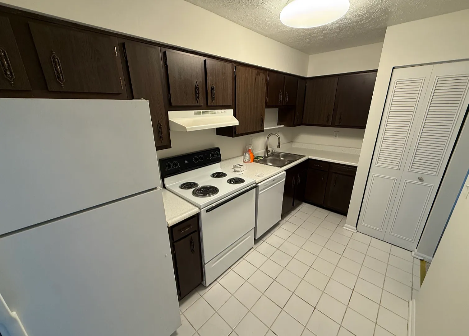 Newly Renovated 2 bedroom/1.5 bath condo in Wildwood Circle — Photo 1