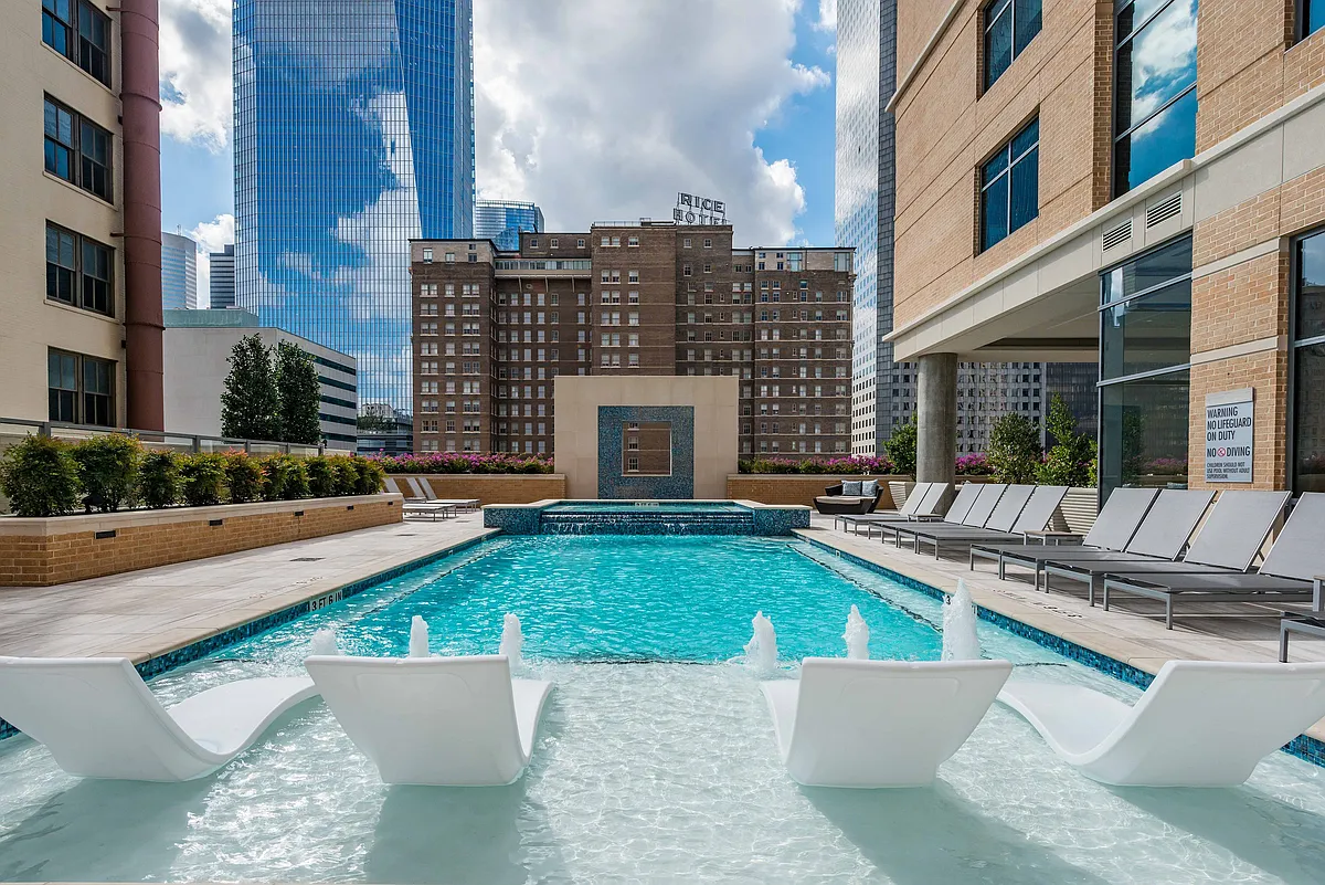 Pool Deck - Aris Market Square