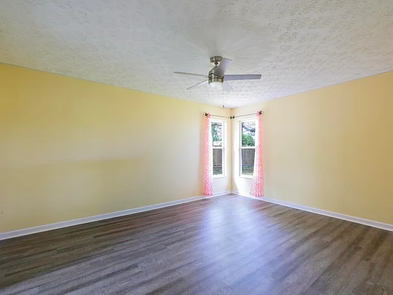 353 NW Ferris Dr — Photo 7