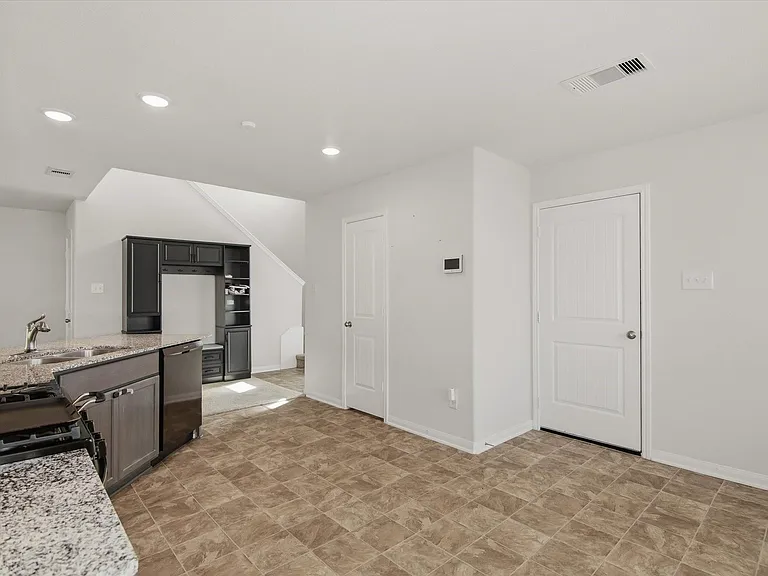 1228 Haverford Ln — Photo 11