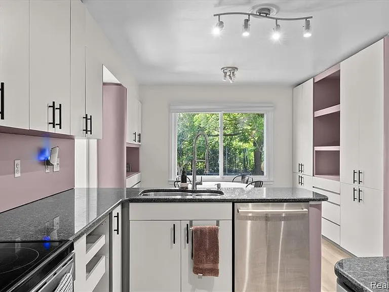 5476 Van Ness Dr — Photo 18