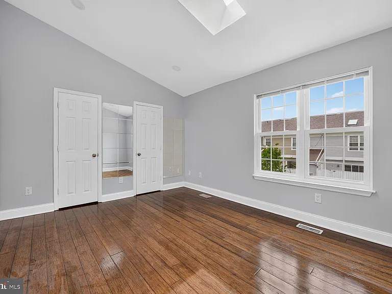 103 Saint Charles Sq — Photo 6