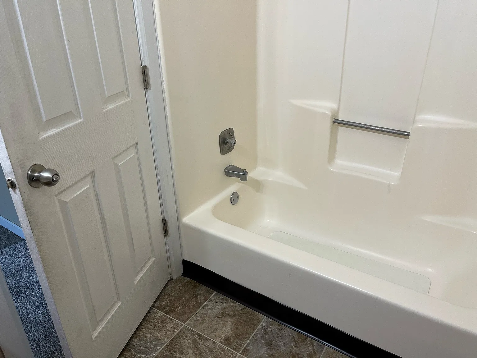 2 bed, 650 sqft, $825 — Photo 3