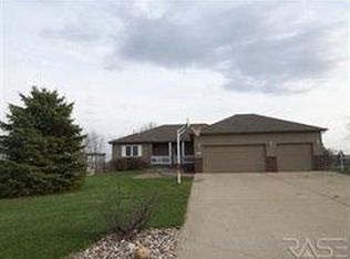 901 Pineview Cir, Hartford, SD 57033