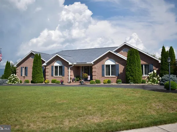 1403 Majestic Dr, Chambersburg, PA 17202