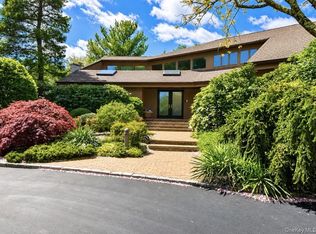 9 The Grasslands, Woodbury, NY 11797