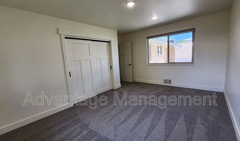 167 W Center Earnshaw #B — Photo 5