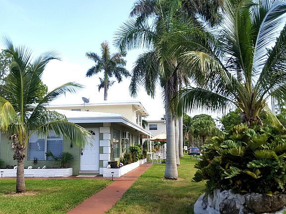 A beautiful corner unit in the heart of Deerfield Beach town.

Plenty of parking and wonderful neighbors