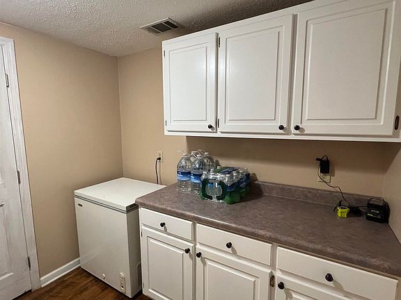 4th image of 701 Barfoot Ext