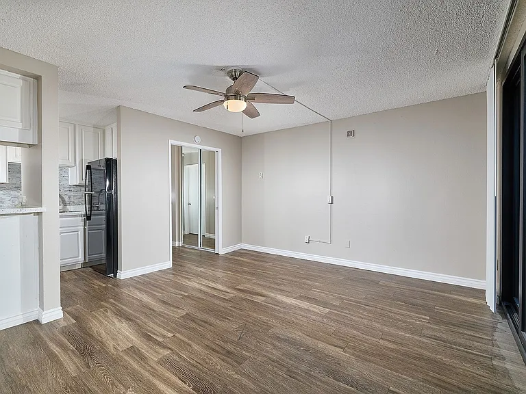 Surfcaster Apartments — Photo 26