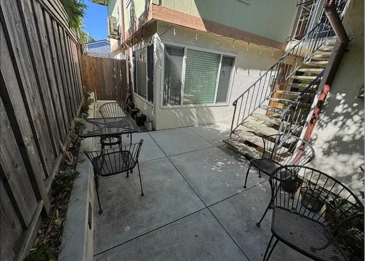2 bed, 910 sqft, $1,725 — Photo 1