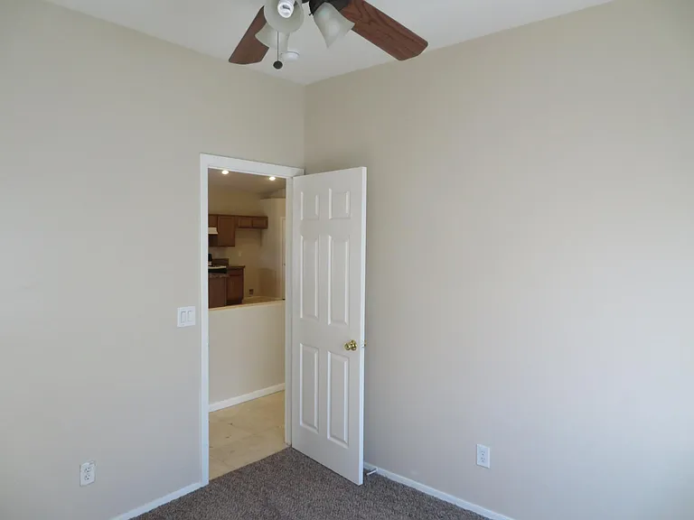 932 W Carter Rd — Photo 4