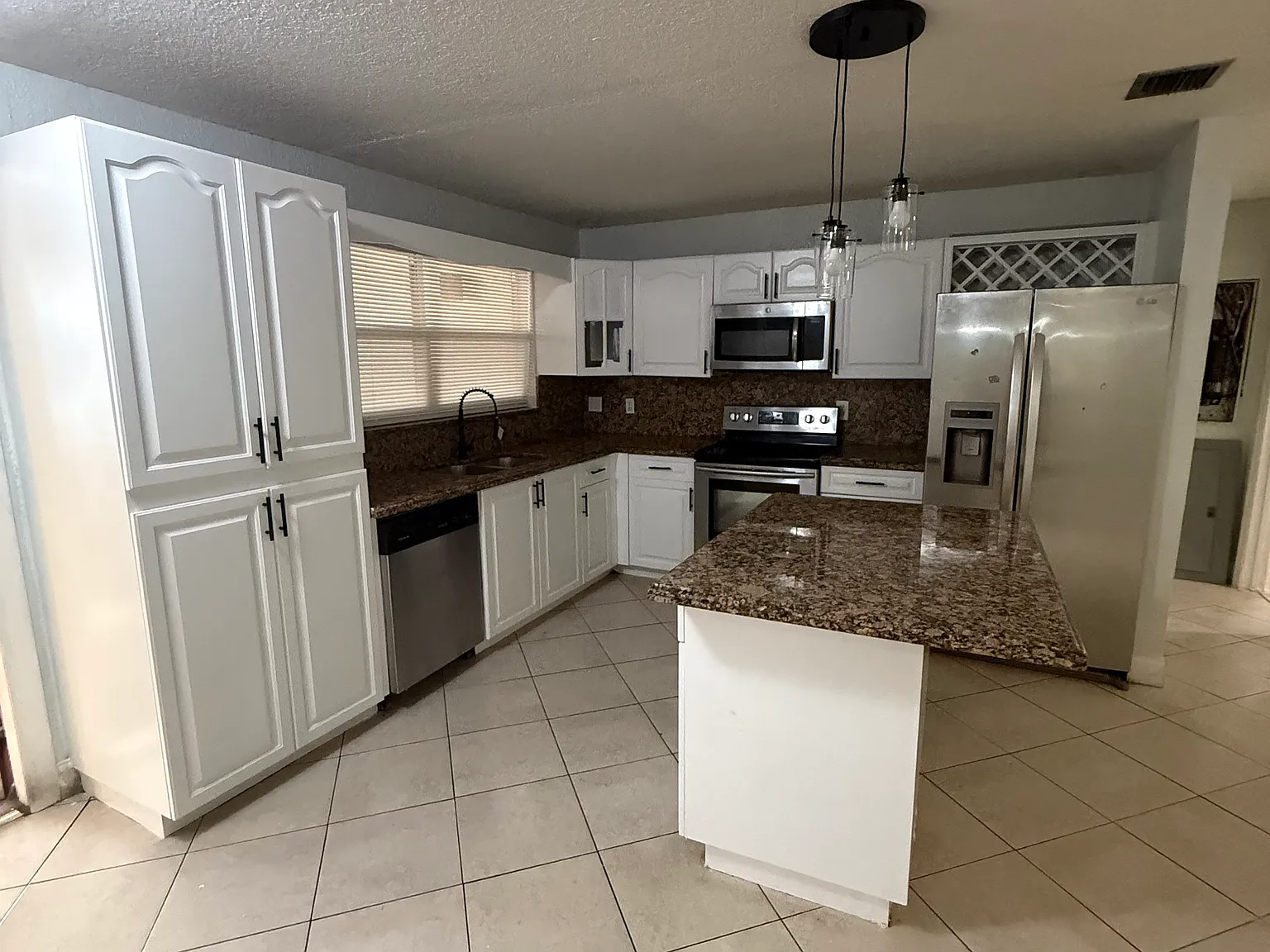 4 bed, 1561 sqft, $3,400 — Photo 2