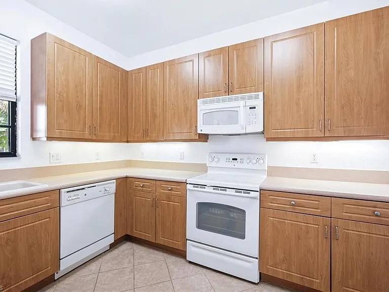 7631 Bristol Cir — Photo 14