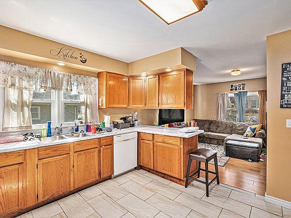 4th image of 18273 Greenbay Ave