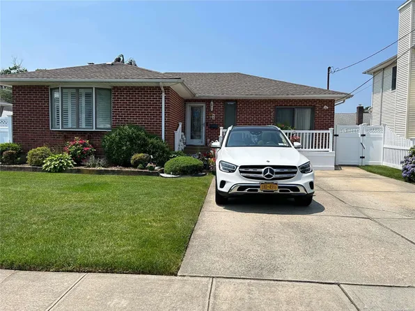 44 Elm Drive, Farmingdale, NY 11735