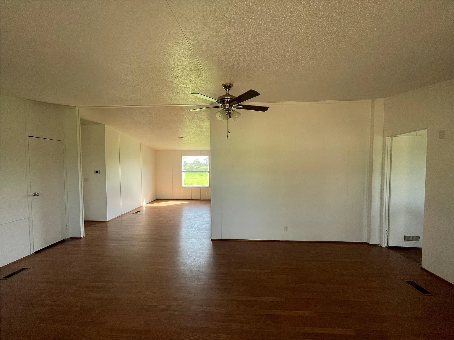 5 bed, 2.5 bath, 2128 sqft, $2,200 — Photo 4